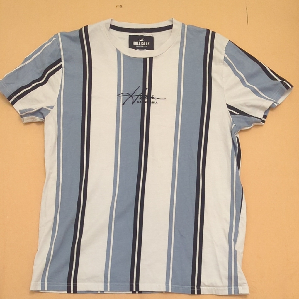 Hollister Men's Blue and White Striped Tee